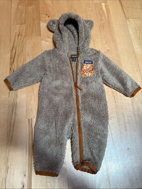 Patagonia Brown Fuzzy Hooded Baby One-Piece with Floral Pocket 3-6 months
